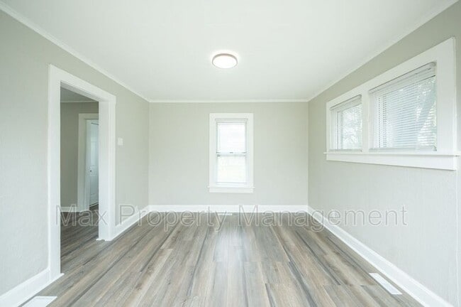 Building Photo - 308 E Hillside Ave