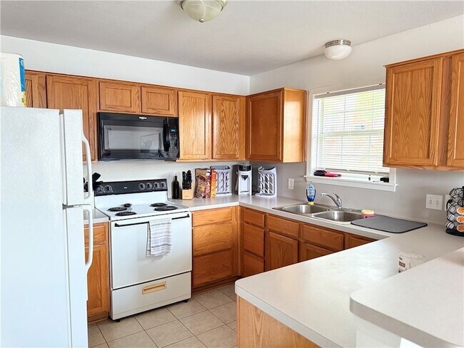 Building Photo - 1211 Webhollow Cir