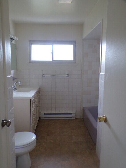 Building Photo - 1337 W Livingston St