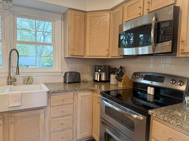 Building Photo - 7601 Bedfordshire Dr