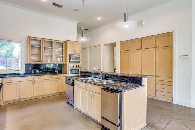 Building Photo - 6615 Willow Ln