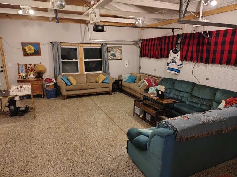 "Garagemahal" space for movies and gatherings. - 8596 Meadowbrook Dr