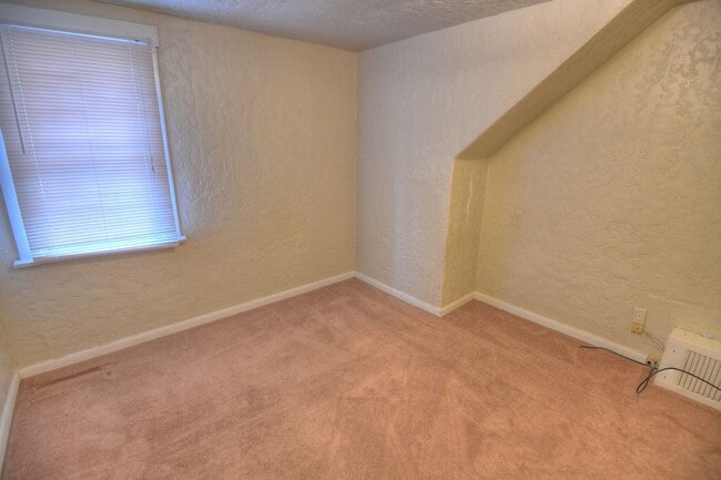 Building Photo - 5 Bed /2 Bath Single Family Home for Rent ...