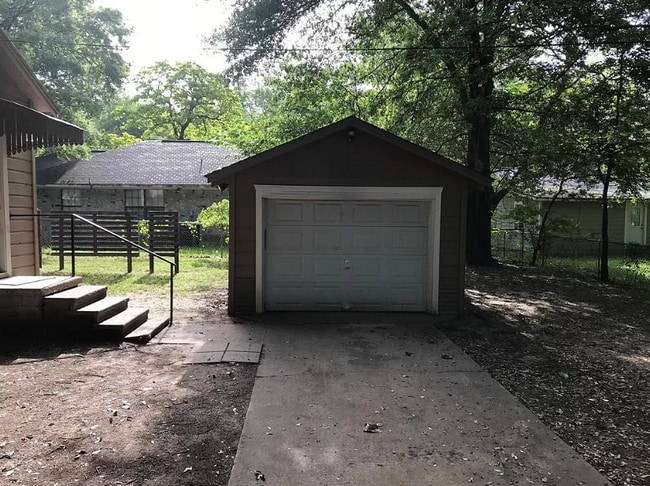 Building Photo - 834 Brinker St