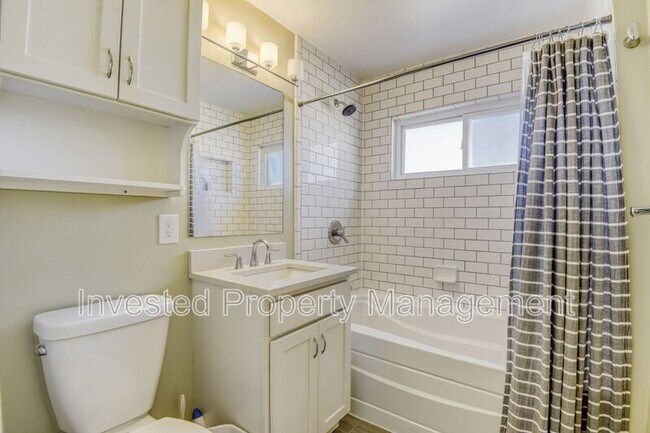 Building Photo - 1365 S Grape St