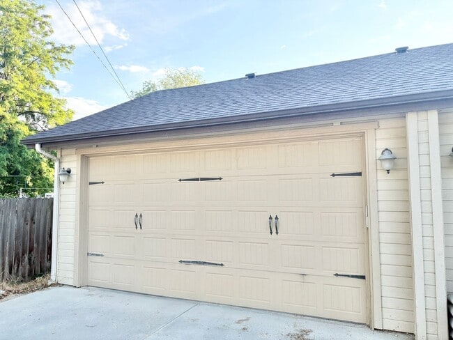 Building Photo - Coming Soon: 3BR/2Baths Steps from BSU, the Greenbelt, and Downtown!