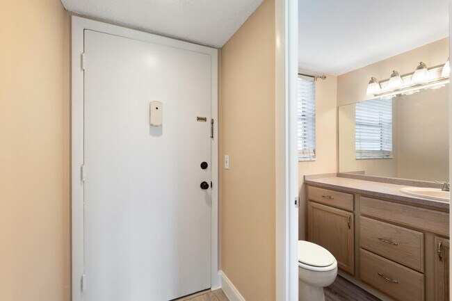 Building Photo - 12015 Greenway Cir S