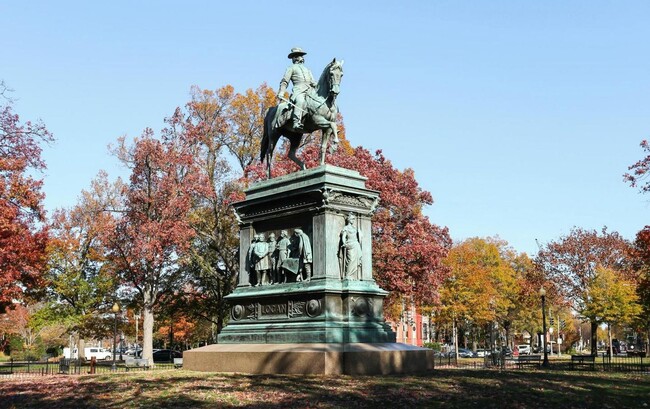 Building Photo - Spacious and sunlit  1BR/1BA condo located...