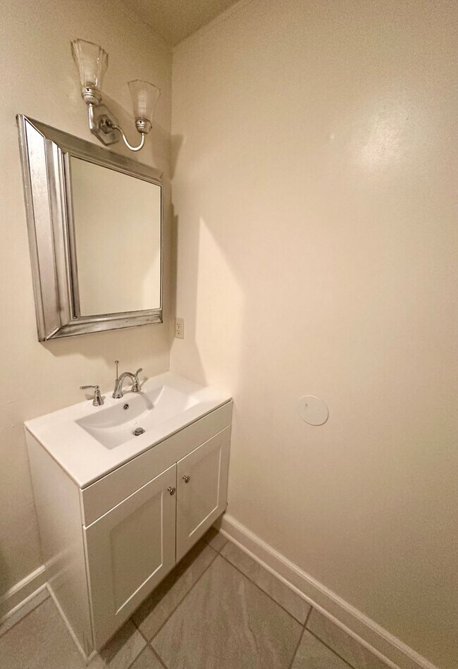 Building Photo - 220 Marigny Cir