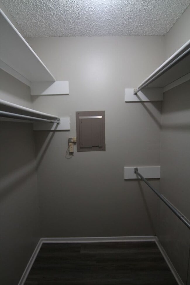 Building Photo - Coming Soon: 2 Bedroom, 1 Bathroom Downsta...