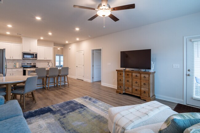 Building Photo - 1091 Primrose Dr