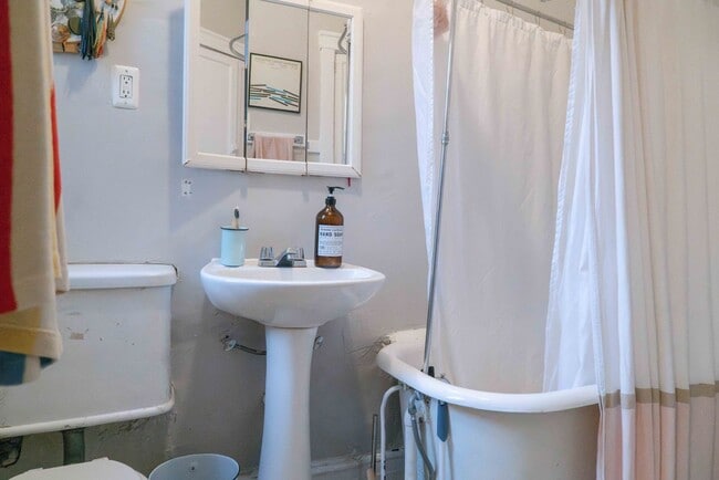 Building Photo - Uptown / Ravenswood - Studio - w/ Decorative Fireplace