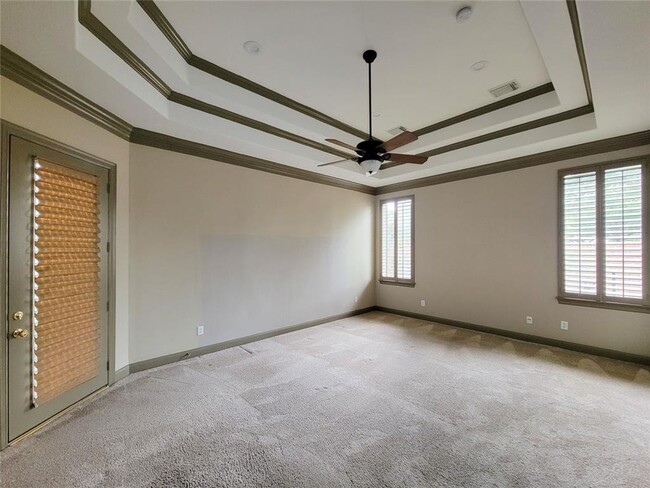 Building Photo - Luxury three bedroom with three and half b...