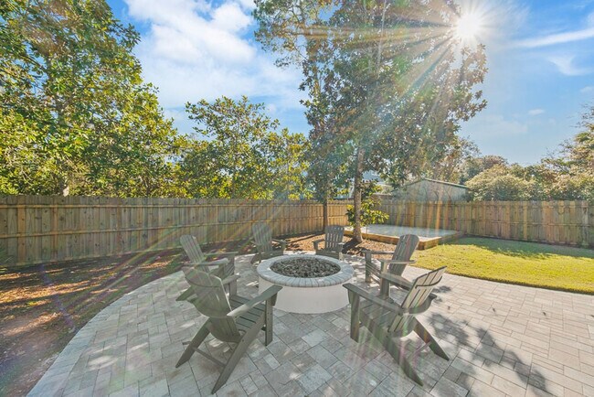 Building Photo - 383 Lakeview Dr