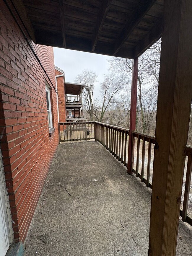 Building Photo - Spacious 1 Bedroom in Bellevue with Balcony and Garage space!