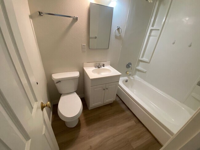 Building Photo - 3 Bedroom, 2 Bathroom Single Story House i...