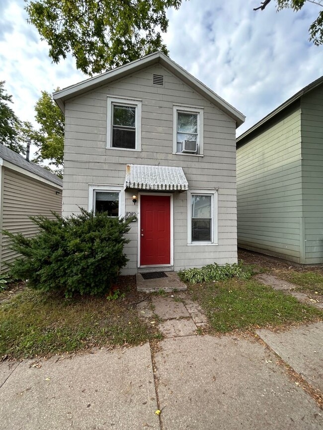 Primary Photo - 3 Bedroom House Near Campus