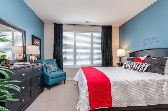 Building Photo - Two Bedroom Brand-new Luxury Apartment (Walk Up Building)