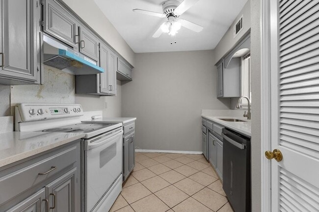 Building Photo - 15839 El Estado Dr