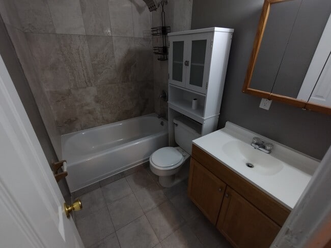 Building Photo - 1102 Capri Dr