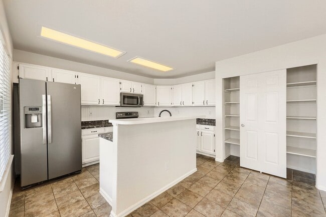 Building Photo - 5389 E Manchester Dr