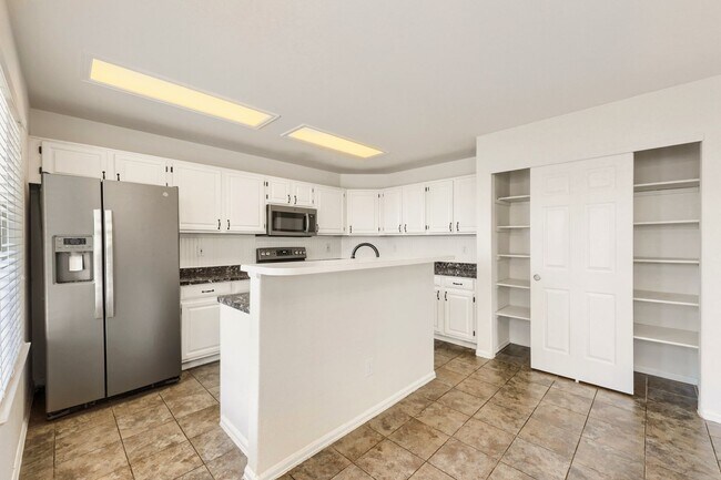 Building Photo - Evolve Real Estate: Meticulous Executive 4 Bedroom Plus Finished Basement Available IMMEDIATELY!