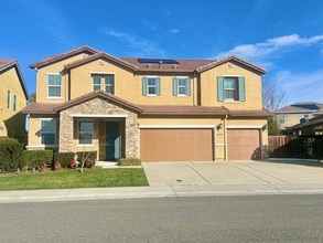 Building Photo - Elegant and Spacious Home with Pool & Park Views in Prime Roseville Location!