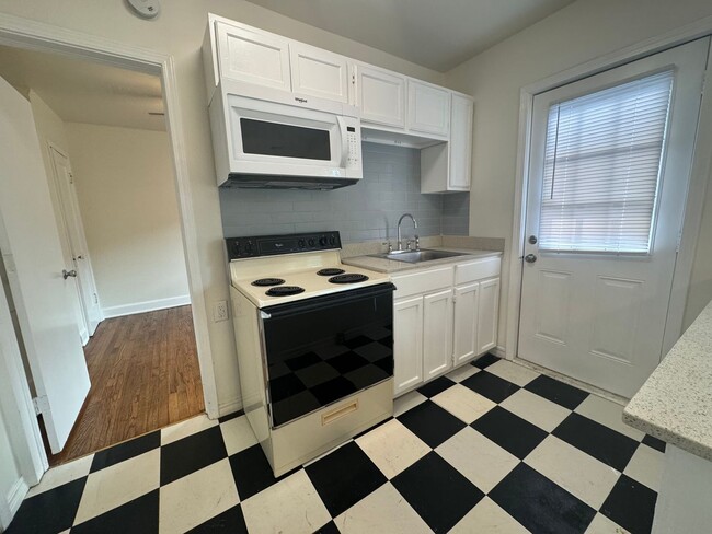 Building Photo - Adorable One bedroom One bathroom duplex l...
