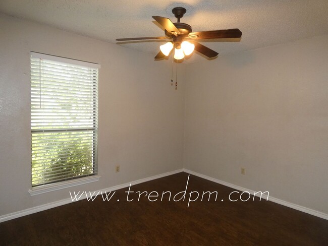 Building Photo - 404 Asbury Dr