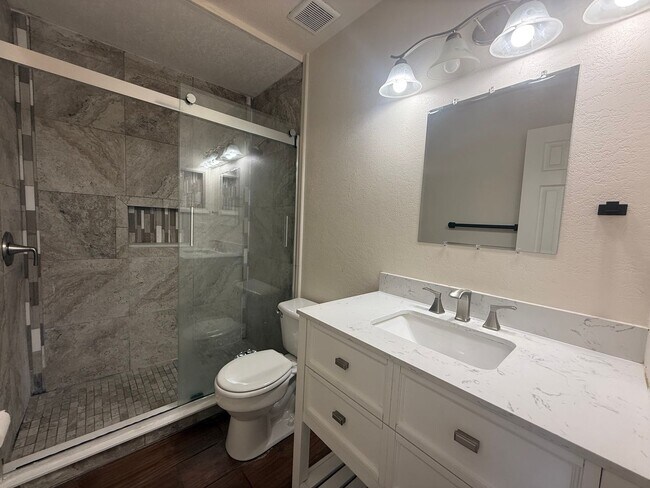 Building Photo - Updated 2-bedroom, 2-bath home in Port Orange