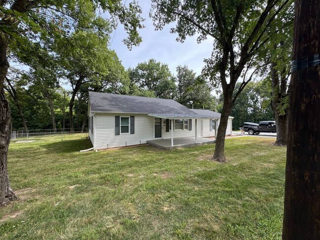 Building Photo - Charming Bungalow with space to move