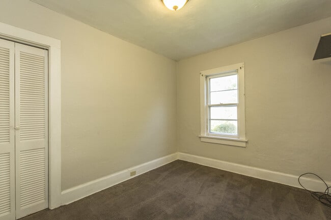 Building Photo - 2 Bedroom 2 Bathroom Home Available