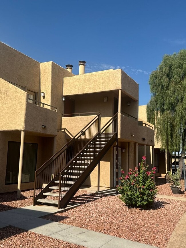 Building Photo - 2 BEDROOM UNIT IN CACTUS FLATS IN GLENDALE