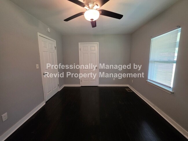 Building Photo - 3 Bed 1.5 Bathroom Home!!!!