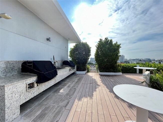 Building Photo - 9940 W Bay Harbor Dr