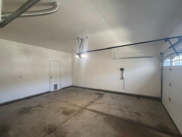 Building Photo - Gorgeous 3 Bedroom 2.5 Bathroom Plus Loft