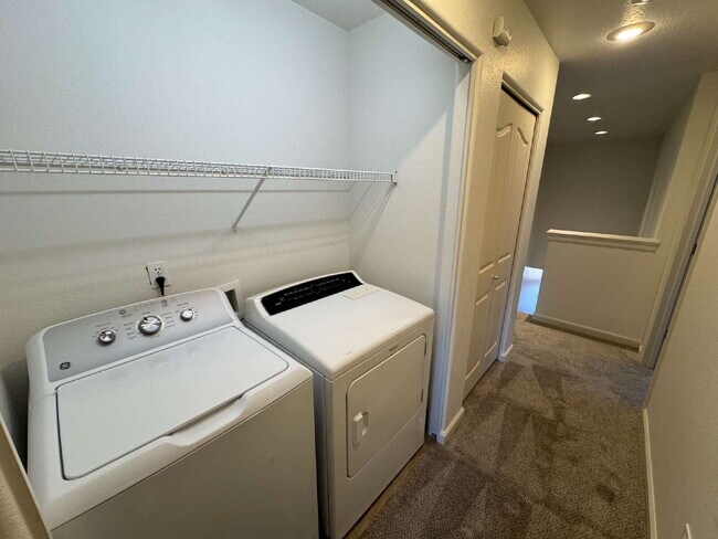 Building Photo - 2 bedroom / 2 bathroom, Duplex unit Close ...