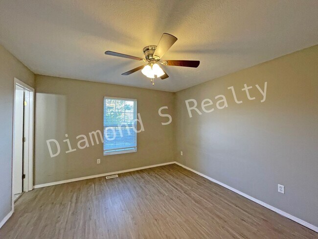 Building Photo - Updated 3 Bedroom Home in Reed/Hillcrest School Districts!