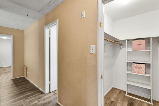 Building Photo - 14919 Parkville Dr