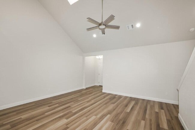 Building Photo - 7625 Woodford Ave