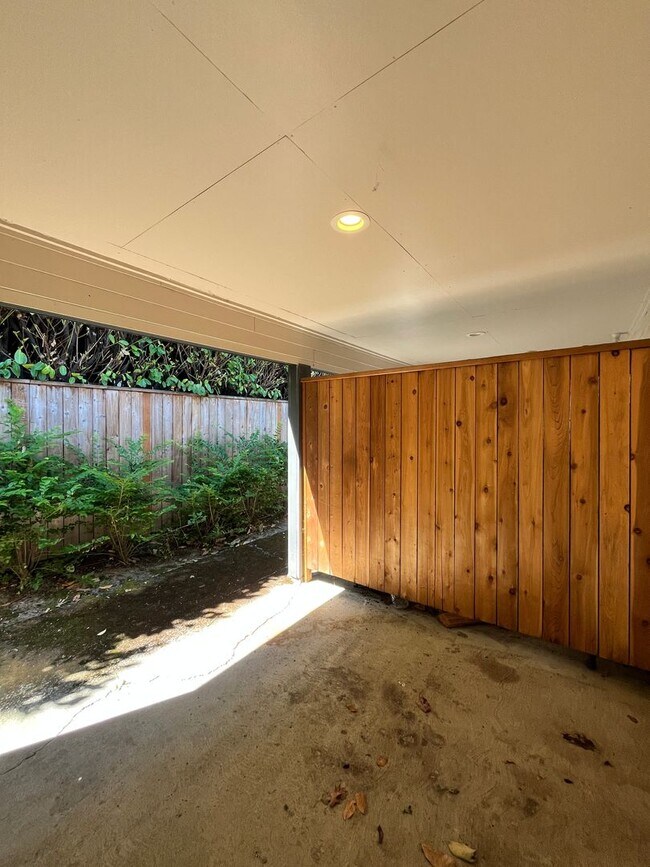 Building Photo - Large 3 Bedroom 2 Bathroom! In-Unit Washer...