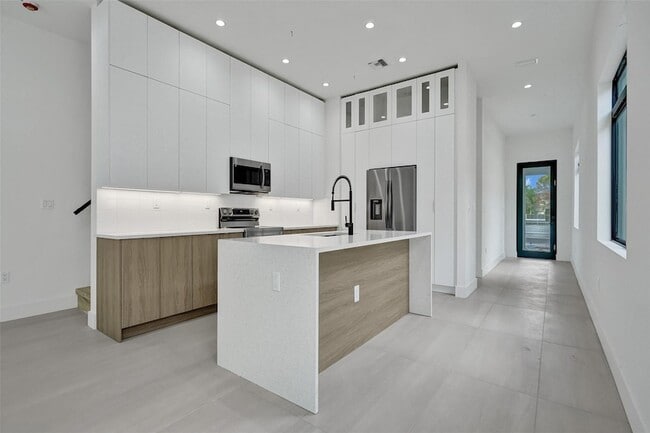 Building Photo - 606 SW 7th Ave