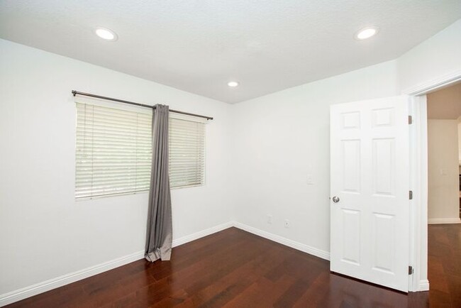 Building Photo - Anaheim Hills Beauty