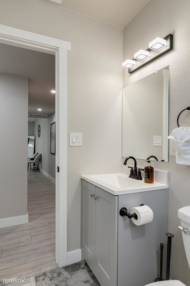 Building Photo - 2 br, 1 bath Duplex - 3944 Apple Blossom W...