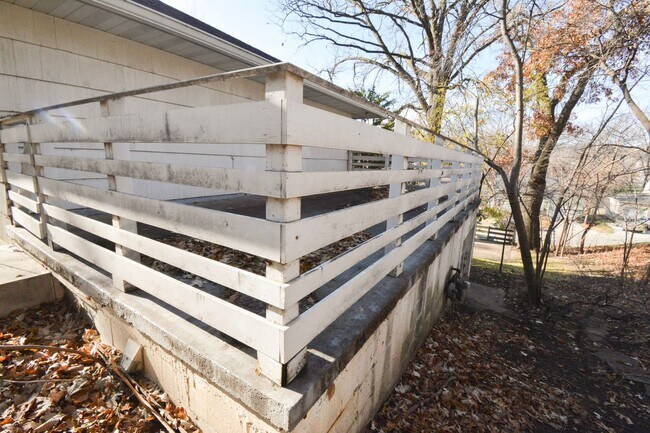 Building Photo - Character-Filled 3 Bedroom on Historic Pill Hill Available NOW!