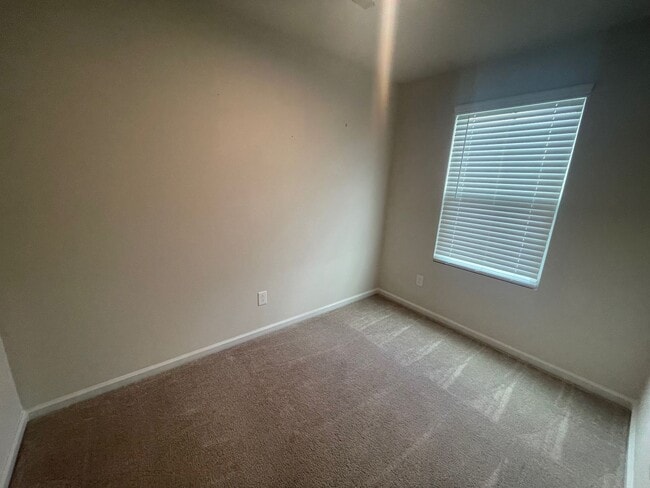 Building Photo - 4 Bedroom 2 1/2 Bath