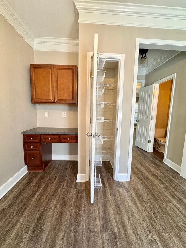 Building Photo - 3 Bed, 2.5 Bath Townhome w/ 2 Car Garage