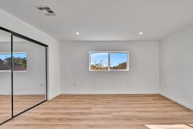 Building Photo - 11845 Hamlin St