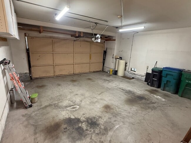 Building Photo - Conveniently located home in Irvine