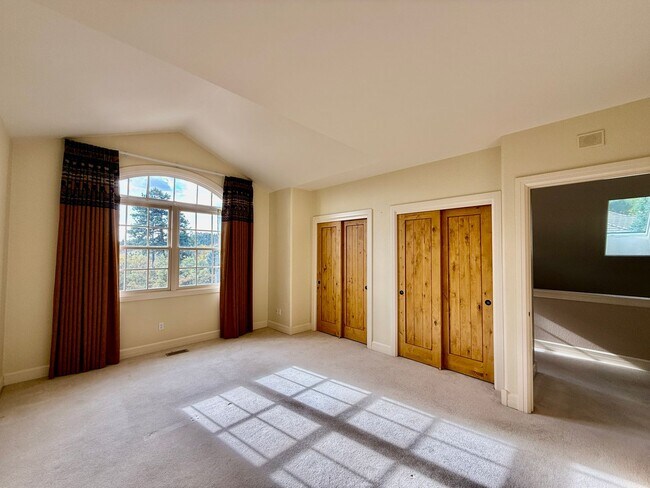 Building Photo - Gorgeous 4 Bedroom Townhome located in Gated Broadmoor Community